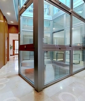 Imagen secundaria 2 - Así es una de las casas en venta más caras en pleno centro de Sevilla: tiene piscina, gimnasio, ascensor y vale 3 millones de euros