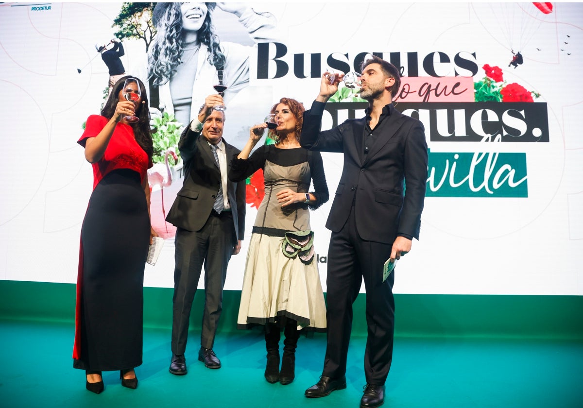 El presidente de la Diputación de Sevilla, Javier Fernández, con María Jesús Montero, en Fitur