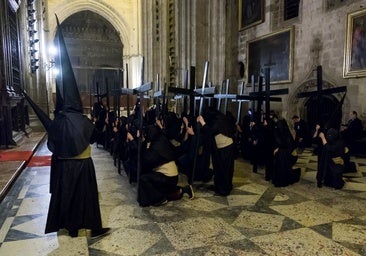 Los nazarenos podrán ir al aseo en la Catedral de Sevilla, pero controlados por diputados y una cuenta atrás