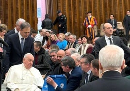 El concejal del Ayuntamiento de Sevilla Álvaro Pimentel entrega al Papa una camiseta del equipo de fútbol de Bellavista