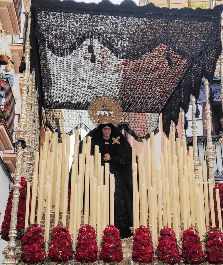 La dolorosa, bajo el palio negro