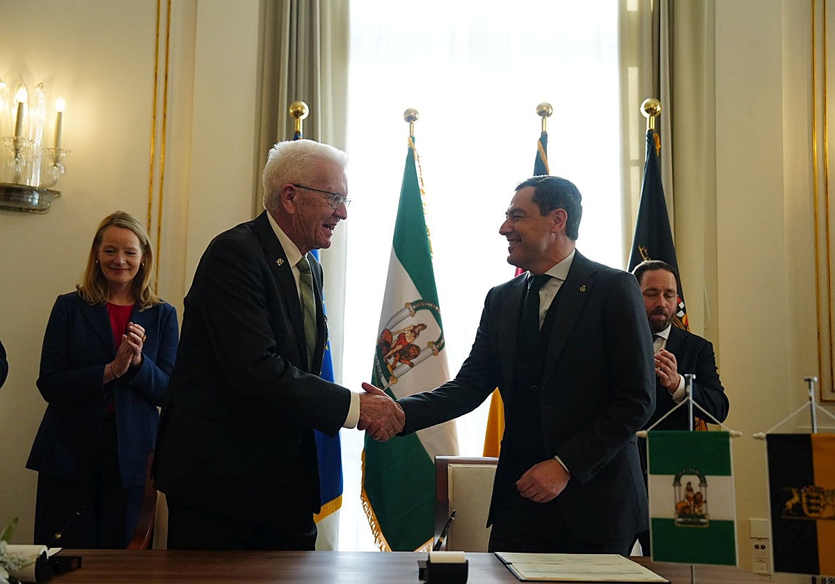 El presidente andaluz Juanma Moreno y el presidente del estado de Baden-Wurttemberg tras la firma del protocolo