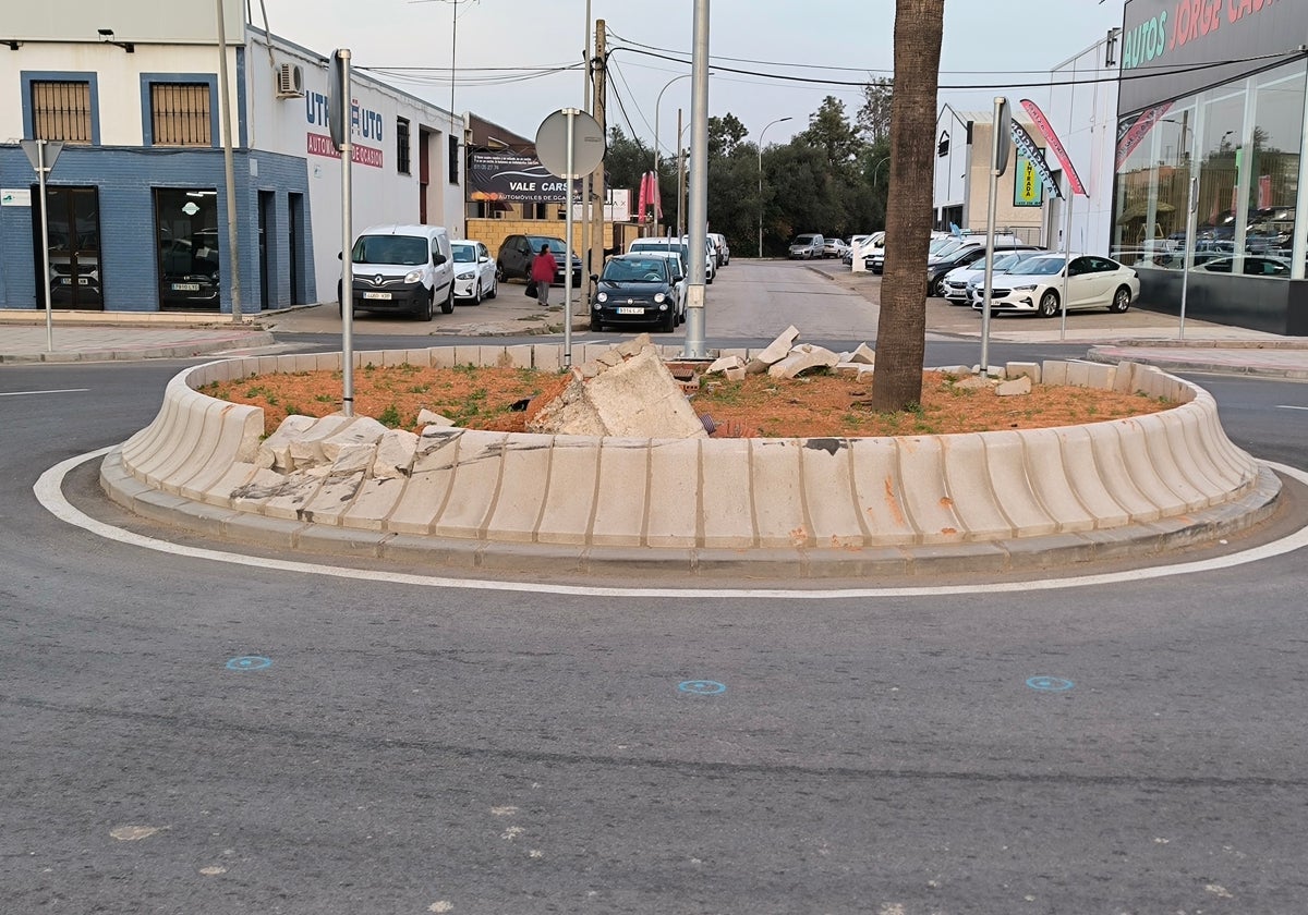 La rotonda que está provocando tantos problemas se encuentra en la avenida José Dorado Alé