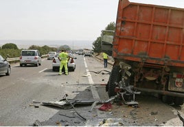 Cortada la autovía A-49 sentido Sevilla por el vuelco de un camión