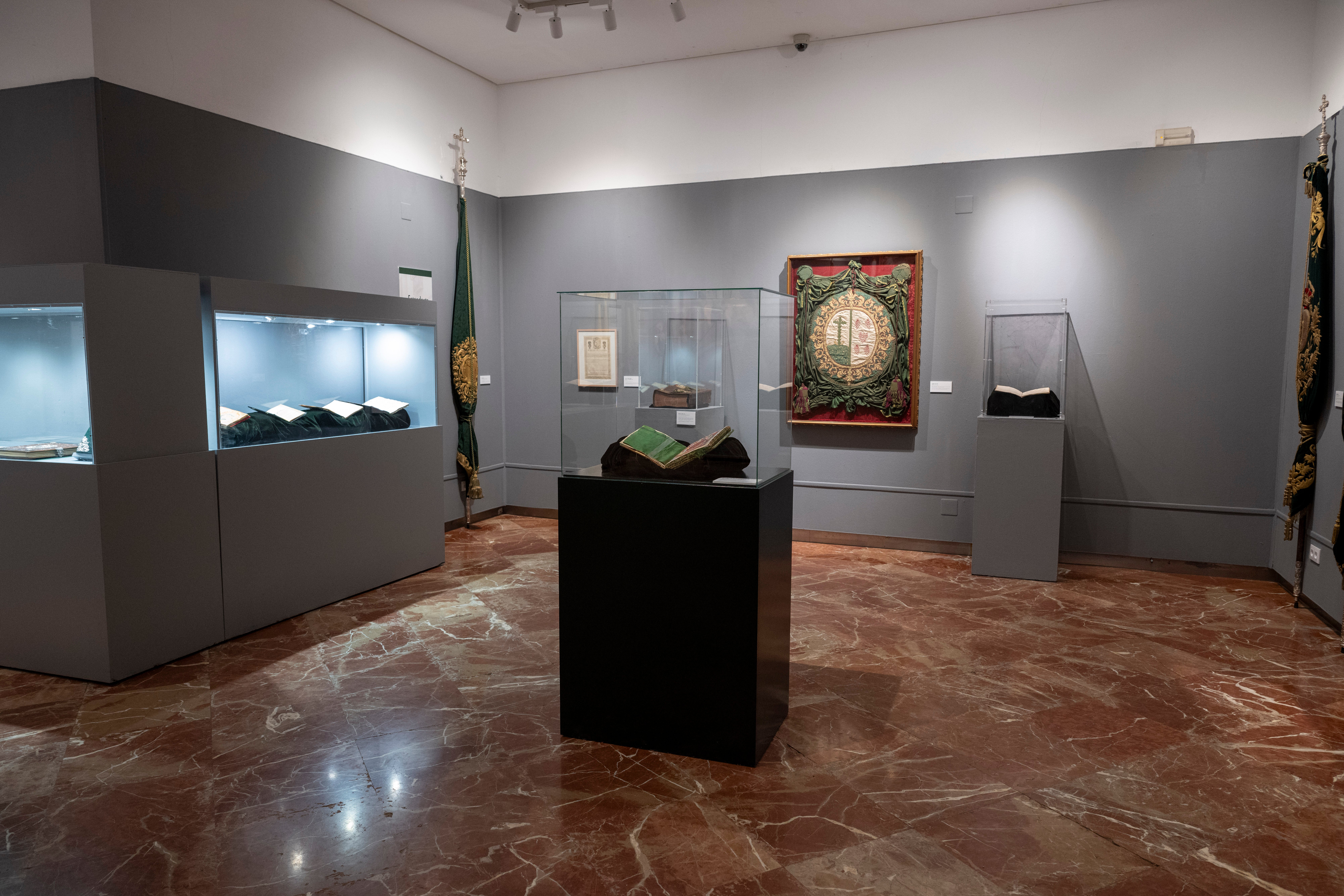 La exposición de la Vera Cruz en el Círculo Mercantil, en imágenes