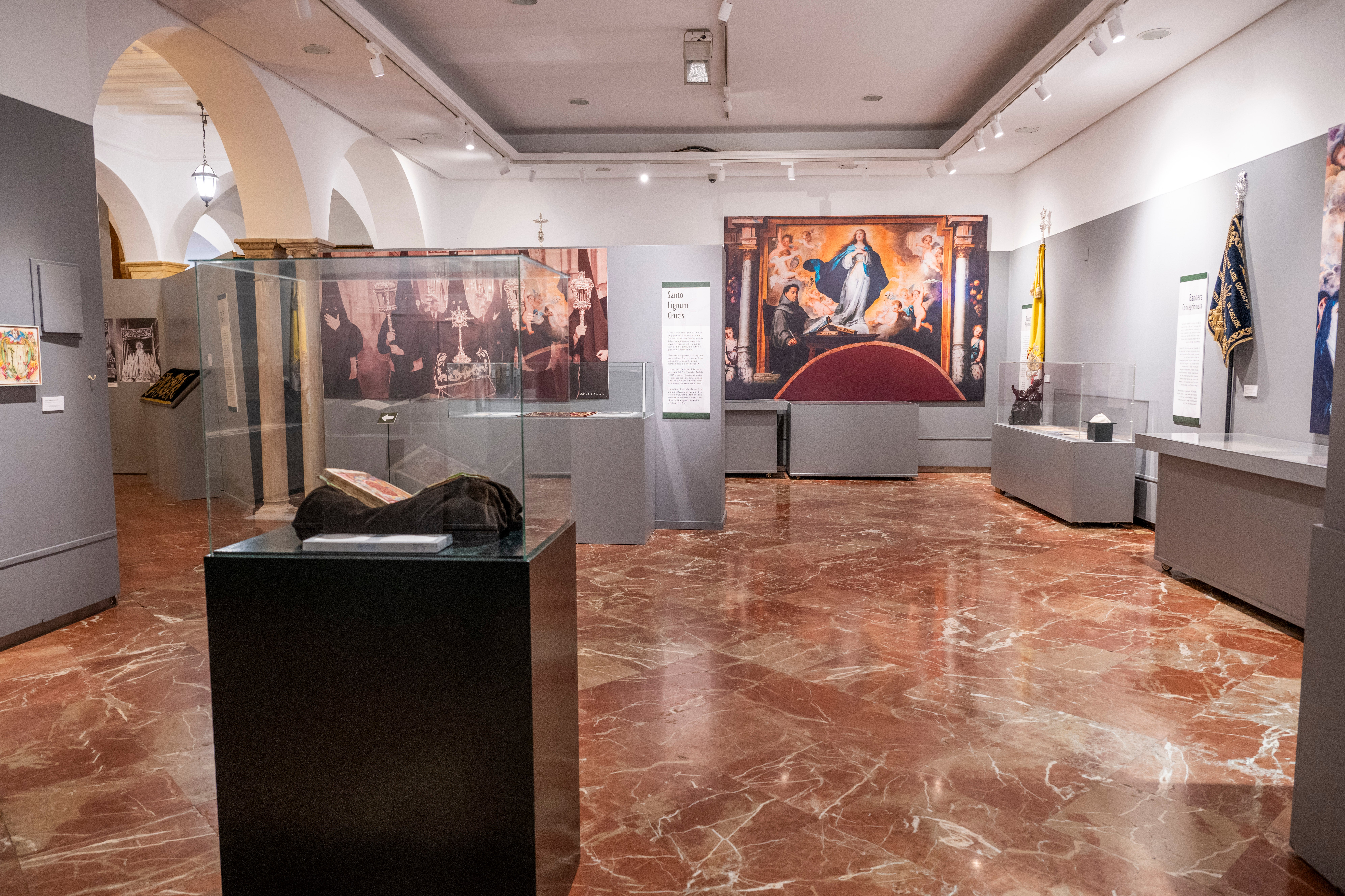 La exposición de la Vera Cruz en el Círculo Mercantil, en imágenes