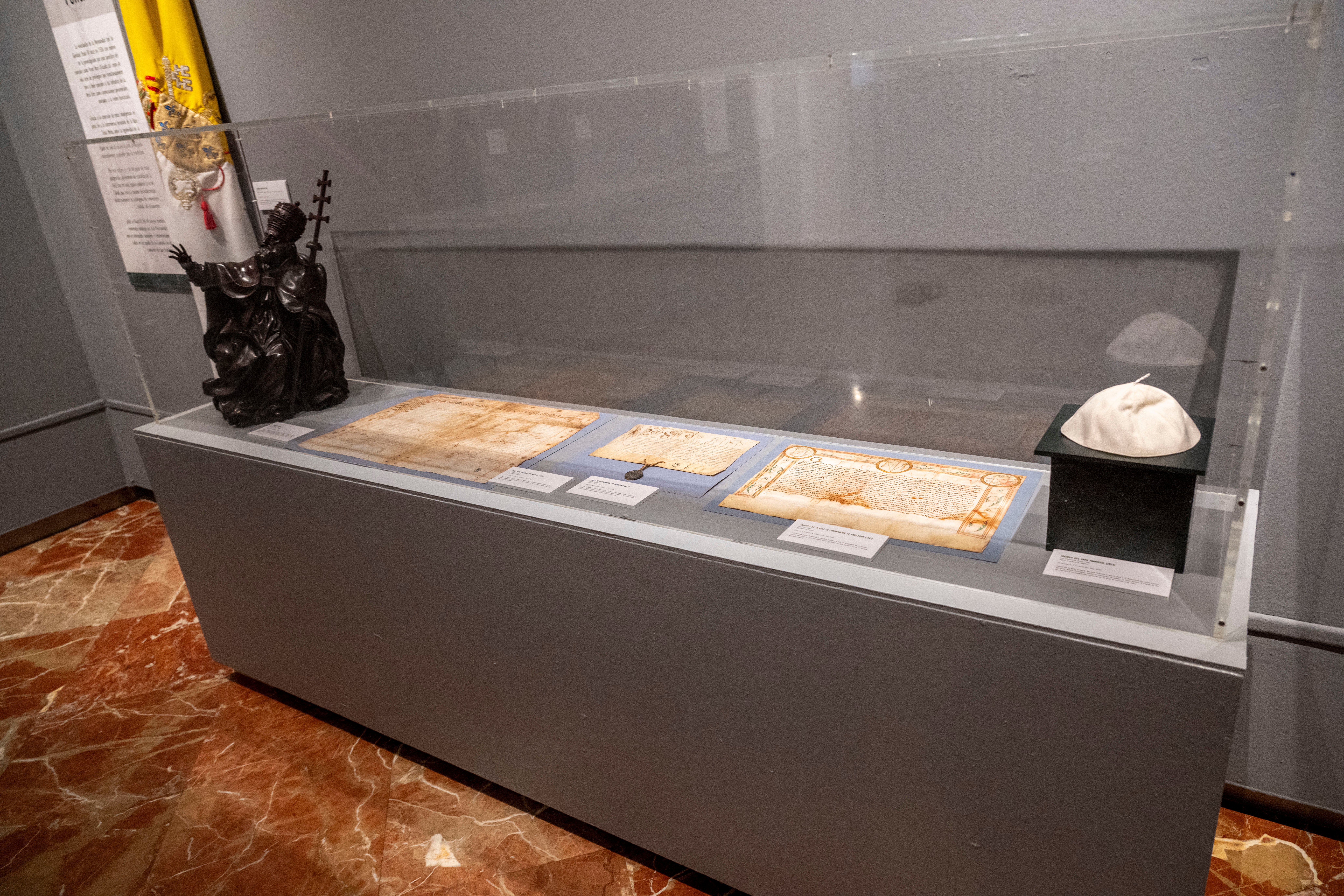 La exposición de la Vera Cruz en el Círculo Mercantil, en imágenes