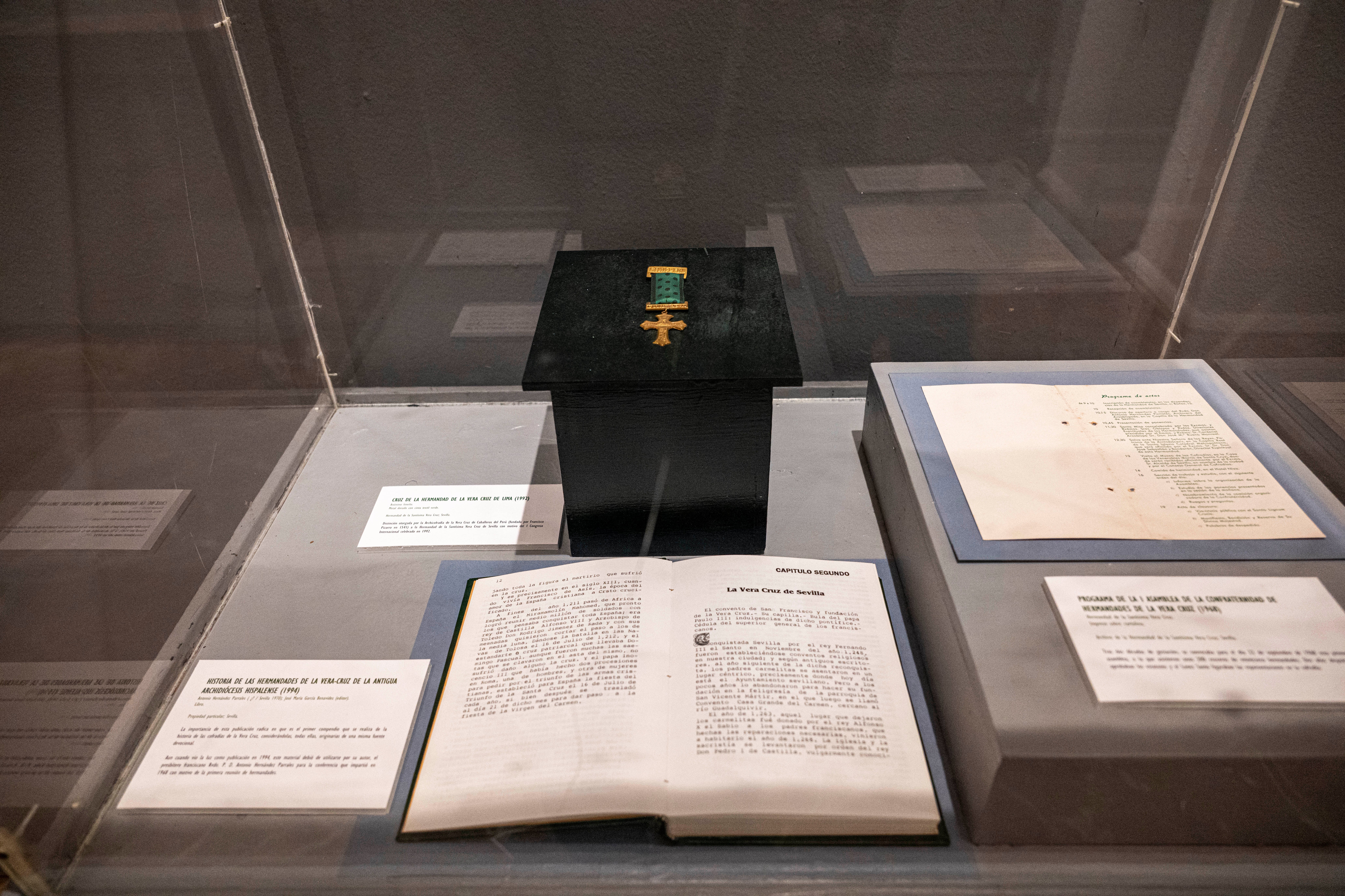 La exposición de la Vera Cruz en el Círculo Mercantil, en imágenes