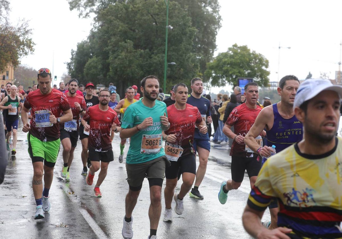 Participantes en el Medio Maratón de Sevilla 2025