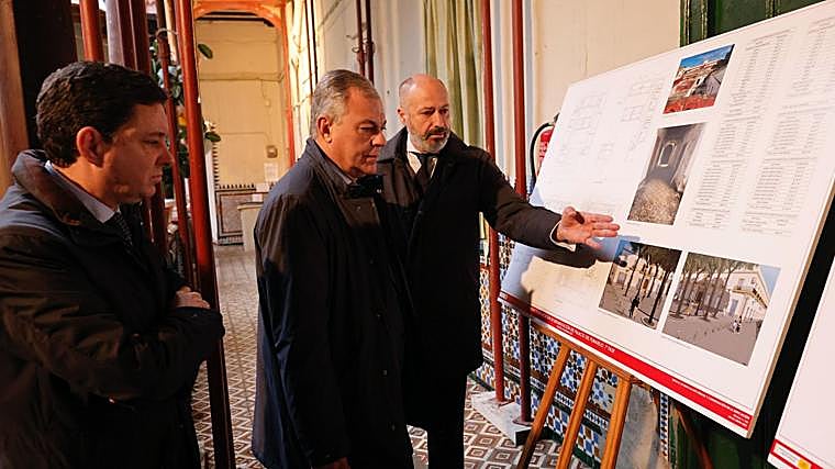 El alcalde junto al proyecto de rehabilitación del Pumarejo