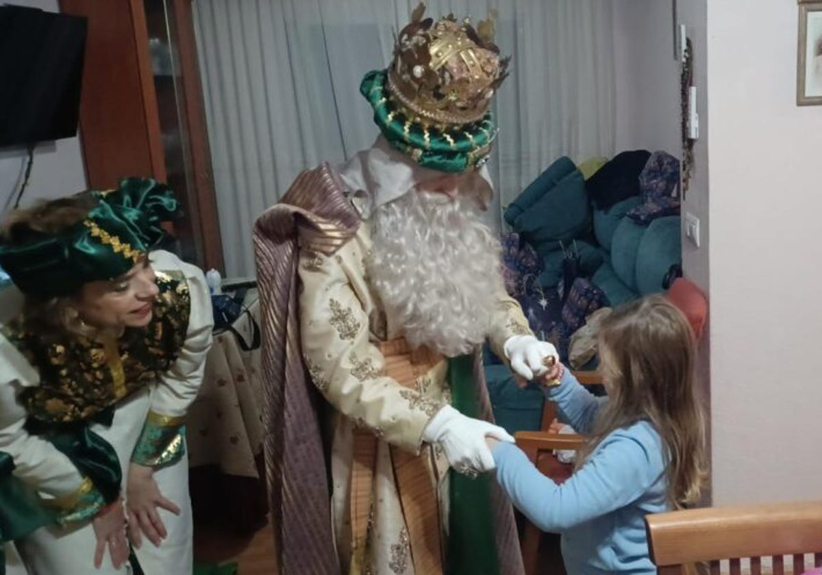 La pequeña hermana del Buen Fin conociendo a Melchor