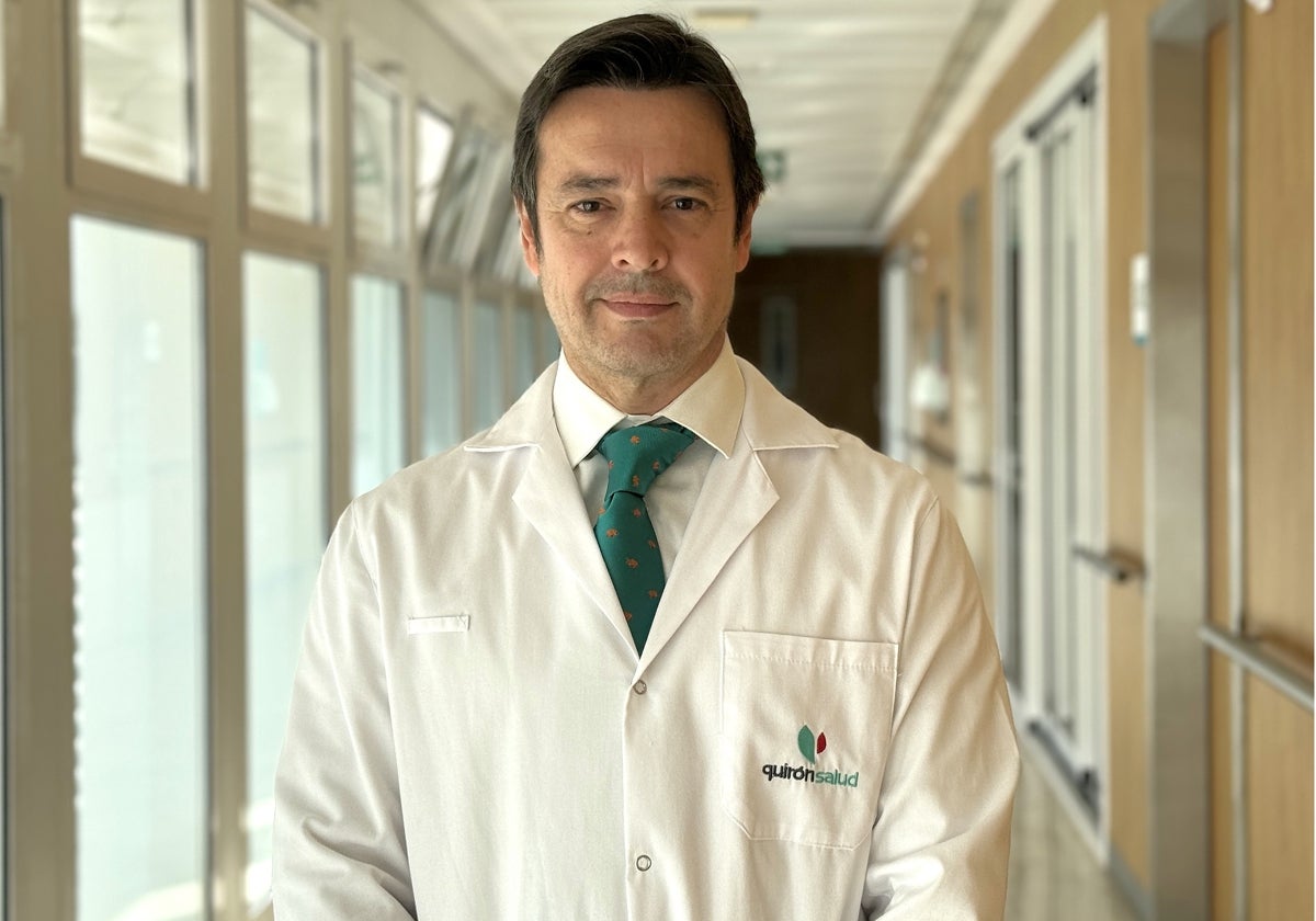 El doctor Abraham García Mendoza en el Hospital Quironsalud Infanta Luisa