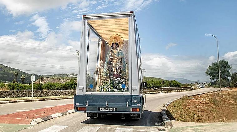 La Virgen de los Desamparados en Sevilla: Procesión, Actos y Cultos en una Visita Histórica