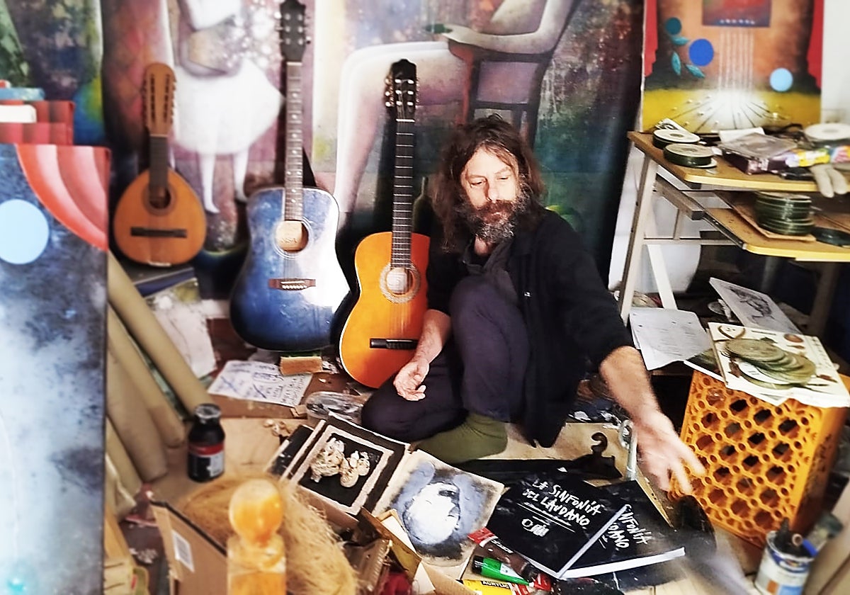 Pablo Yáñez, en su estudio con ejemplares de 'La sinfonía del láudano'