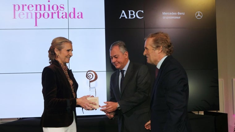 Ignacio Ybarra y José Luis Sanz hacen entrega del premio a S.A.R. la Infanta Doña Elena