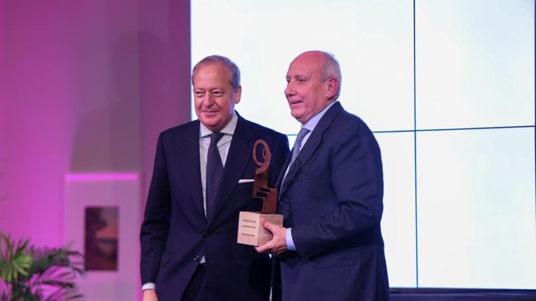Álvaro Rodríguez Guitart junto a José Antonio Virizuela tras entregarle la estatuilla