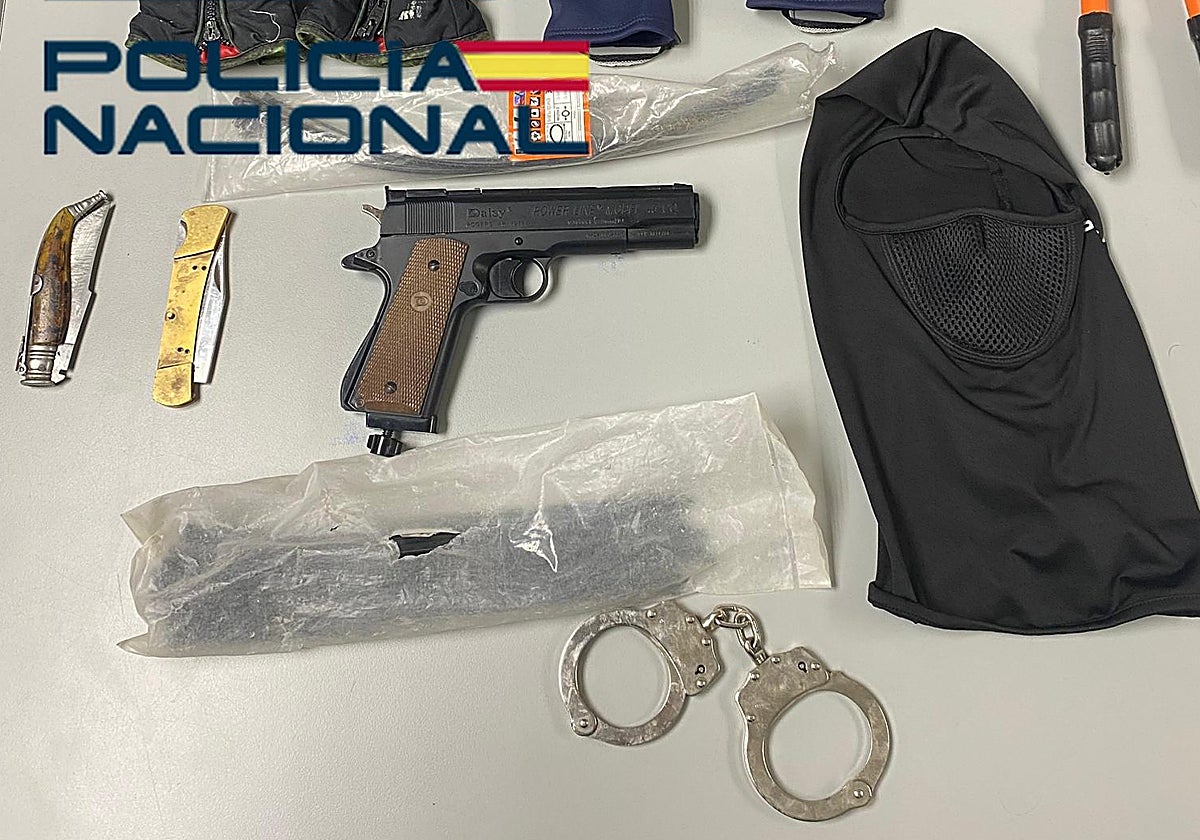 La Policía Nacional le encontró una pistola junto al material utilizado para sus asaltos