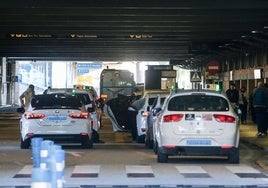 El juez aleja a los radicales del taxi para asegurar el turno rotatorio en el aeropuerto de Sevilla