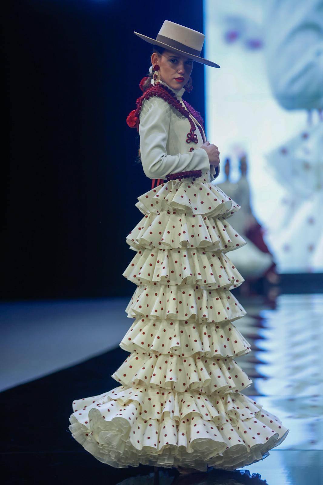 Detalle del desfile del Certamen de jóvenes diseñadores en SIMOF 2025