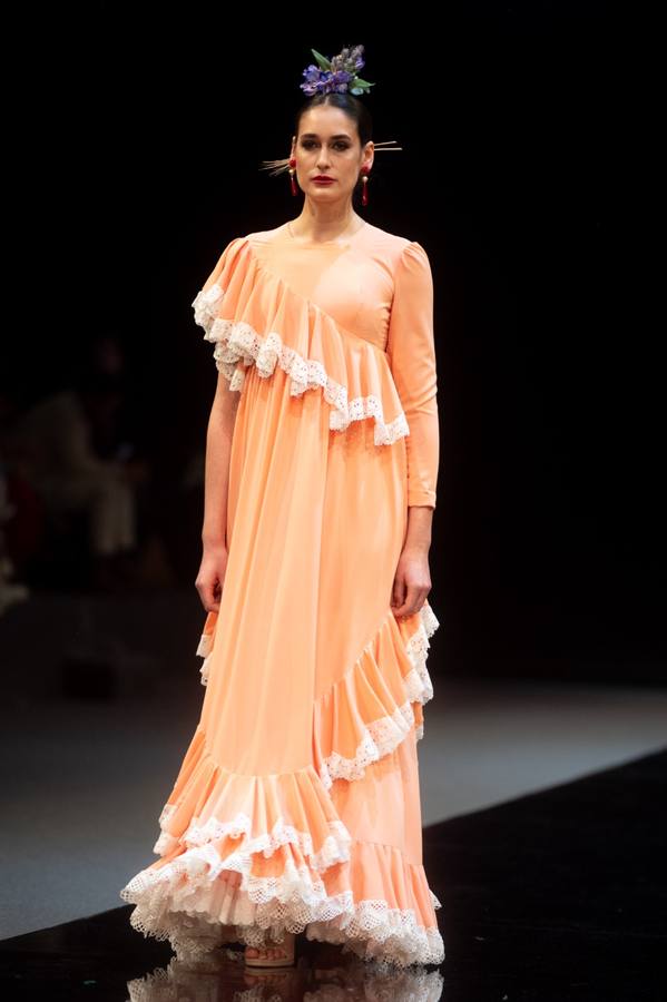 Detalles del desfile del diseñador Alonso Cózar en SIMOF 2025