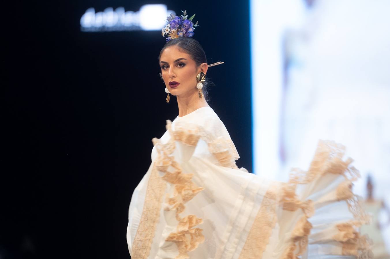 Detalles del desfile del diseñador Alonso Cózar en SIMOF 2025