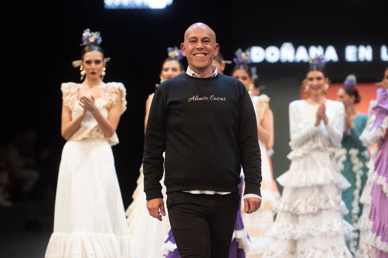 Detalles del desfile del diseñador Alonso Cózar en SIMOF 2025