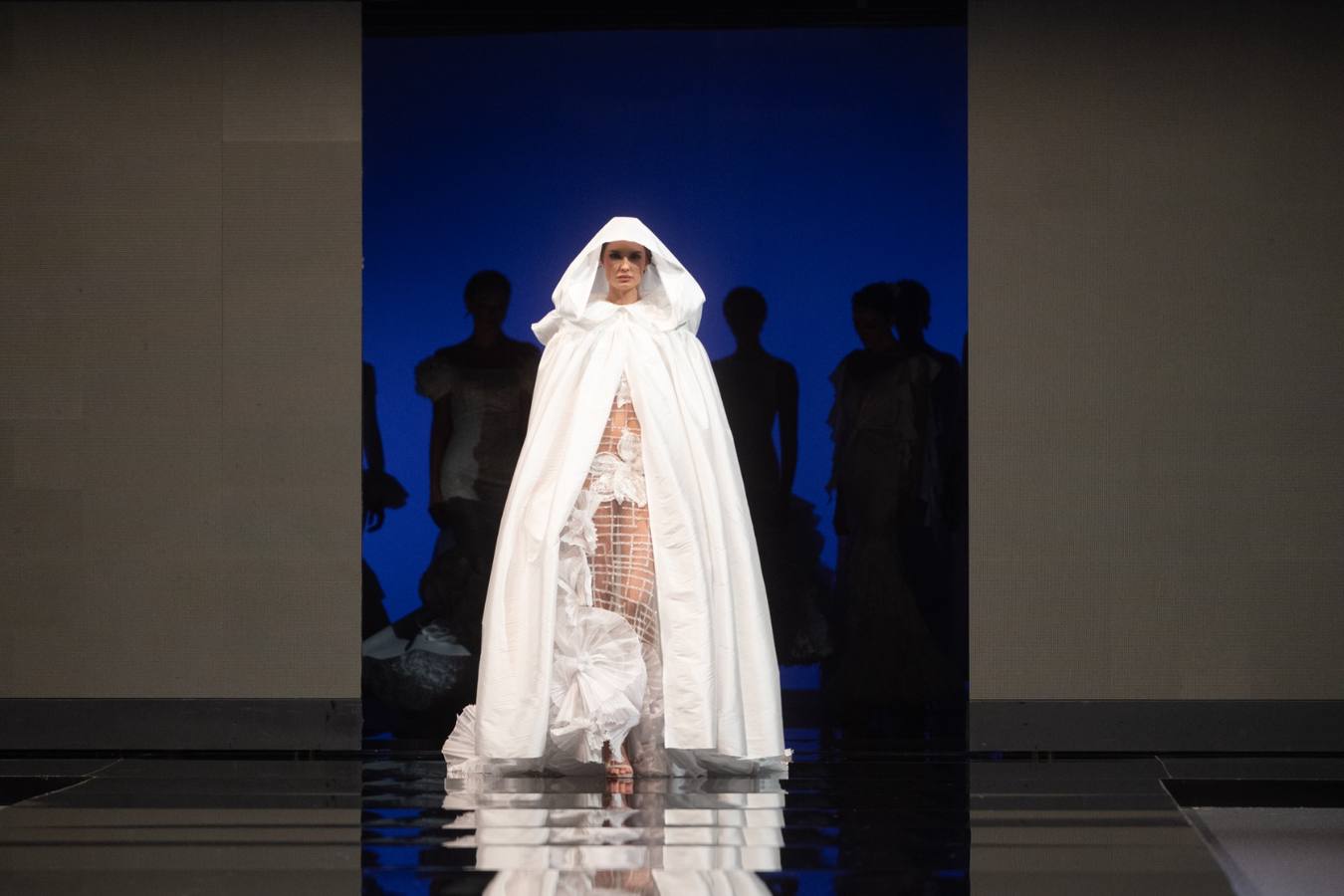 Detalles del desfile del diseñador Luis Fernández en SIMOF 2025