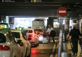 Libertad con cargos y prohibición de entrar en el aeropuerto de Sevilla a los ocho taxistas detenidos como banda criminal