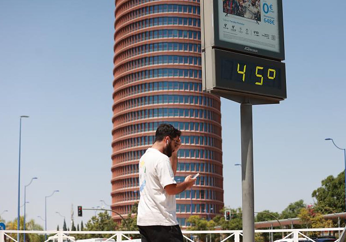 Un termómetro en Sevilla durante el verano