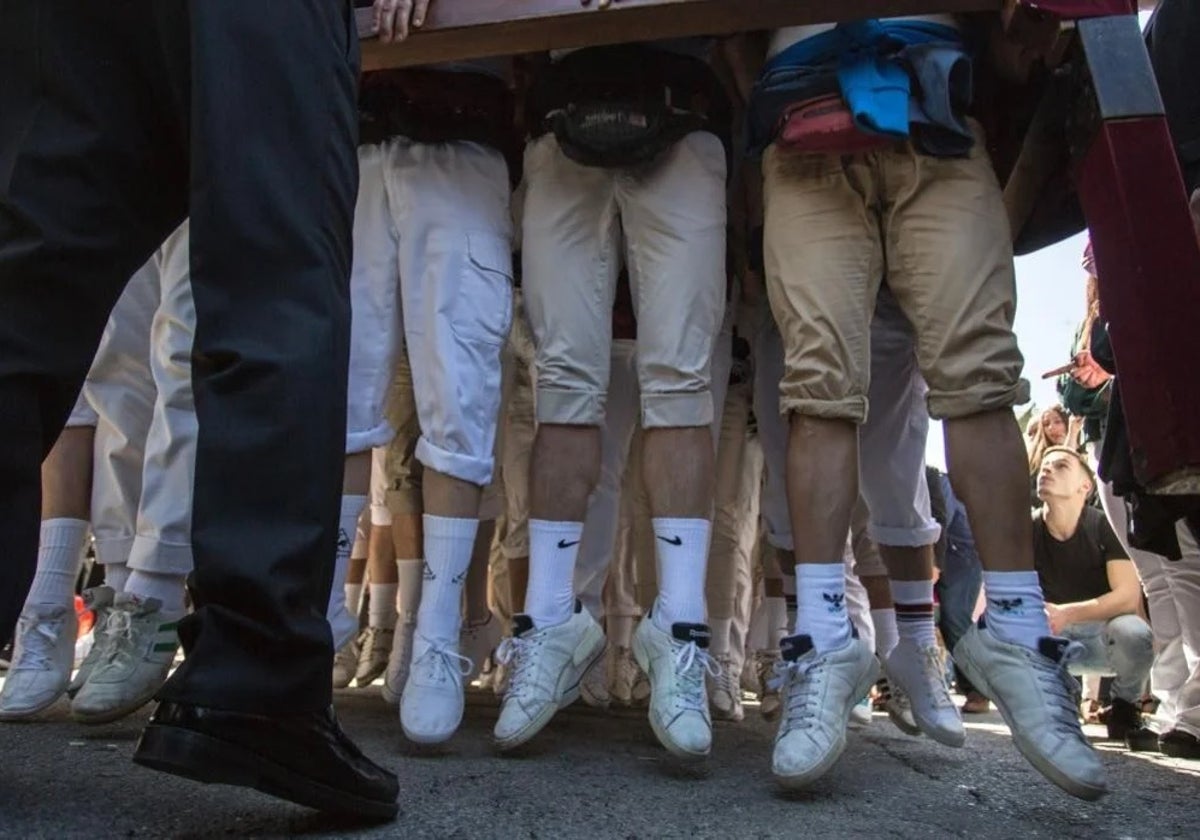 Costaleros del palio de la Virgen de las Mercedes