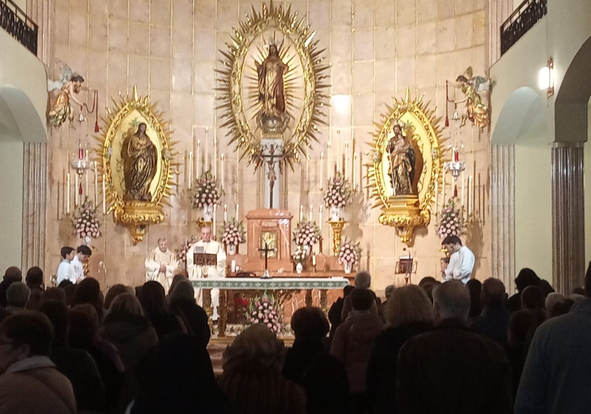 Un momento de la misa en la iglesia del convento de las Hermanas de la Cruz en Sevilla