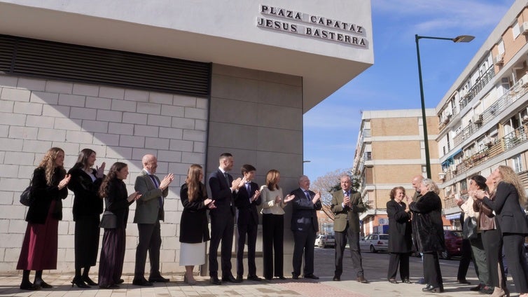 Homenaje del Ayuntamiento al capataz Jesús Basterra con la inauguración de su plaza en Triana