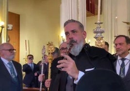 Un tamborilero interpreta 'La Saeta' en Los Gitanos en el regreso de la Virgen del Rocío de la Redención