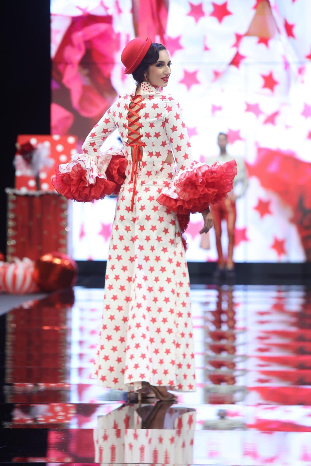 El desfile de Flor de cerezo en SIMOF 2025