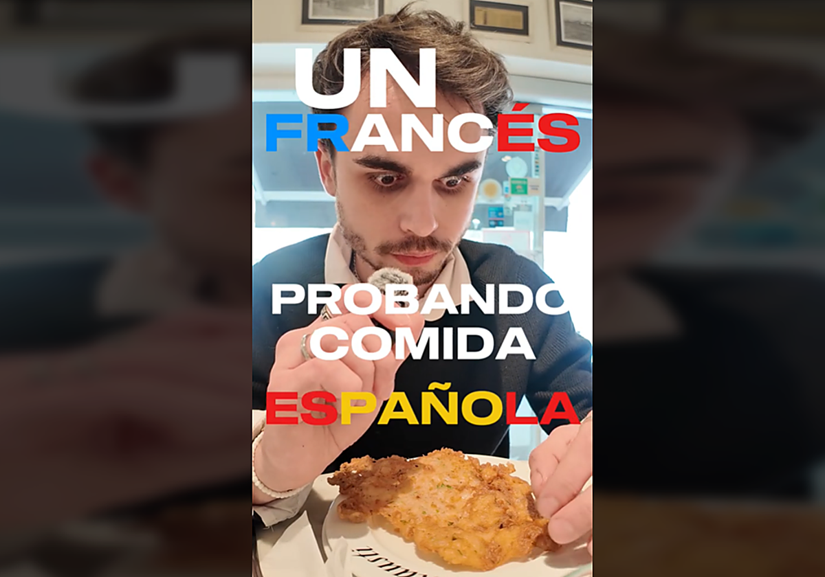 Un francés prueba platos de la gastronomía española durante su visita a Sevilla