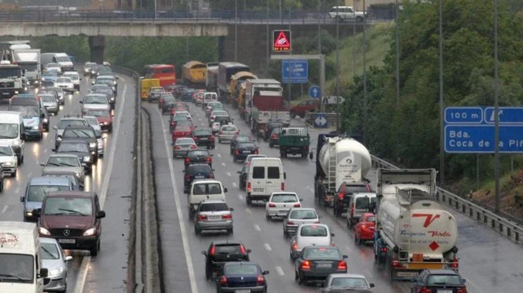 Retenciones de siete kilómetros en el acceso a Sevilla por la A-49