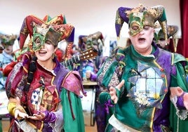 Una comparsa aprovecha el Falla para desmontar los tópicos andaluces: «Siesta y todo el verano de fiesta...»
