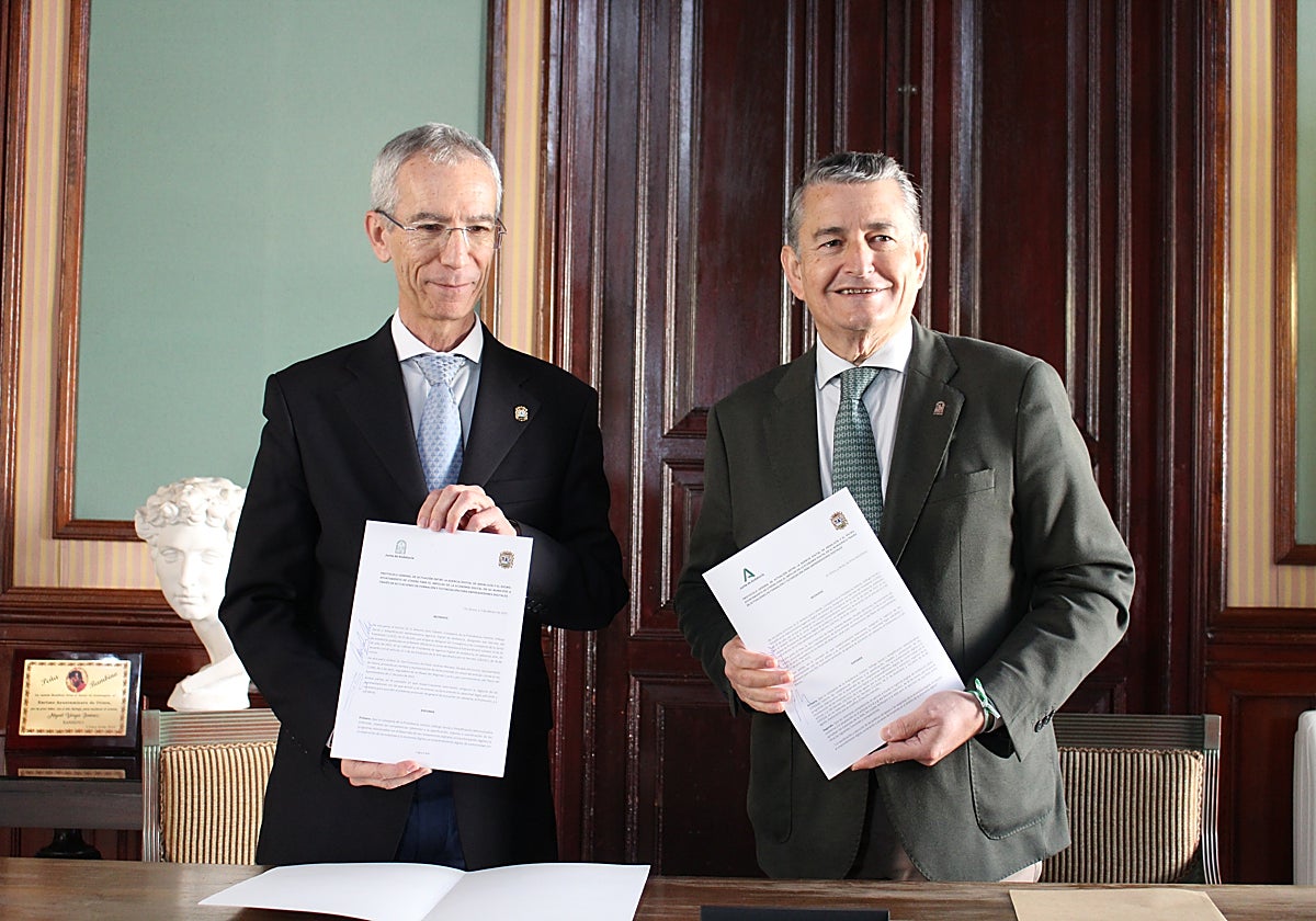 Francisco Jiménez, alcalde de Utrera junto a Antonio Sanz, consejero de Presidencia de la Junta de Andalucía