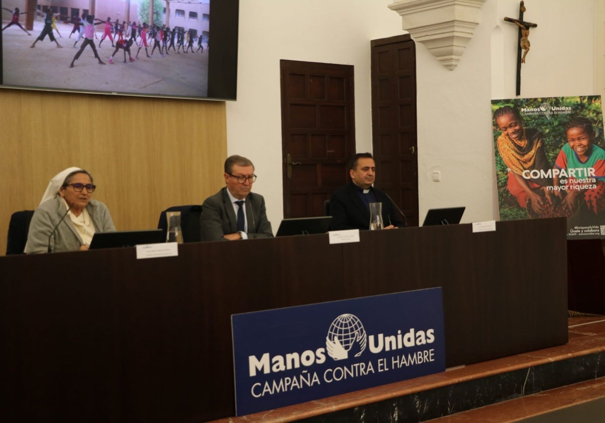 La hermana M. Ángeles García, Manuel Gordillo y Leonardo Sánchez en la presentación de la campaña