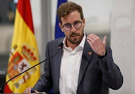 El subdelegado del Gobierno alaba a María Jesús Montero y dice que ha invertido un 92% más que el PP en Sevilla