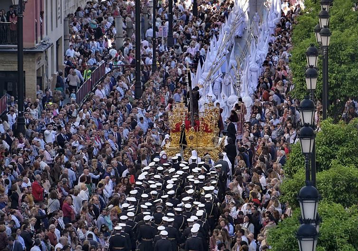 La Hermandad de la Candelaria por los palcos y Avenida de la Constitución