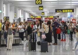 La dirección del aeropuerto de Sevilla ve aún lejos la saturación por el récord de pasajeros