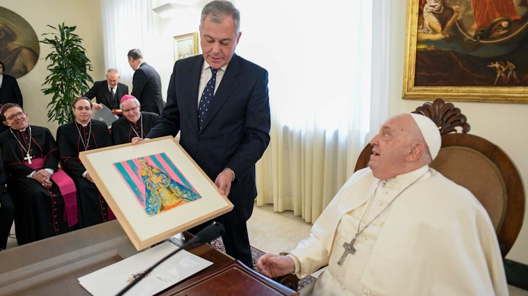 El alcalde de Sevilla le ha entregado un cuadro de la Virgen de los Reyes pintado por Ricardo Suárez