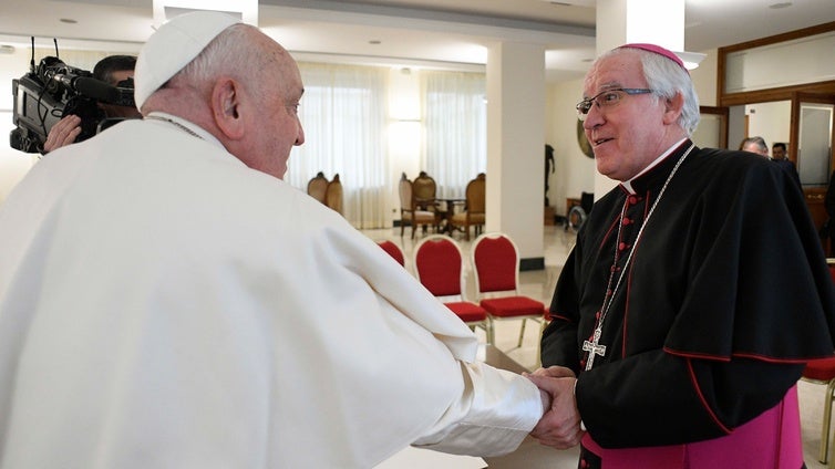 Monseñor Saiz Meneses : «El Papa tiene presente a los sevillanos en sus oraciones»