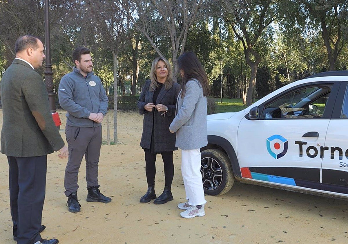 La delegada de Parques y Jardines, Evelia Rincón, con uno de los vigilantes de las nuevas patrullas