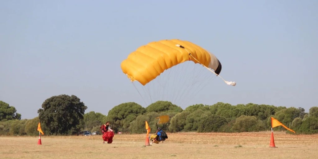 Muere un paracaidista en un accidente aéreo en Bollullos de la Mitación