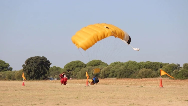 Muere un paracaidista en un accidente aéreo en Bollullos de la Mitación