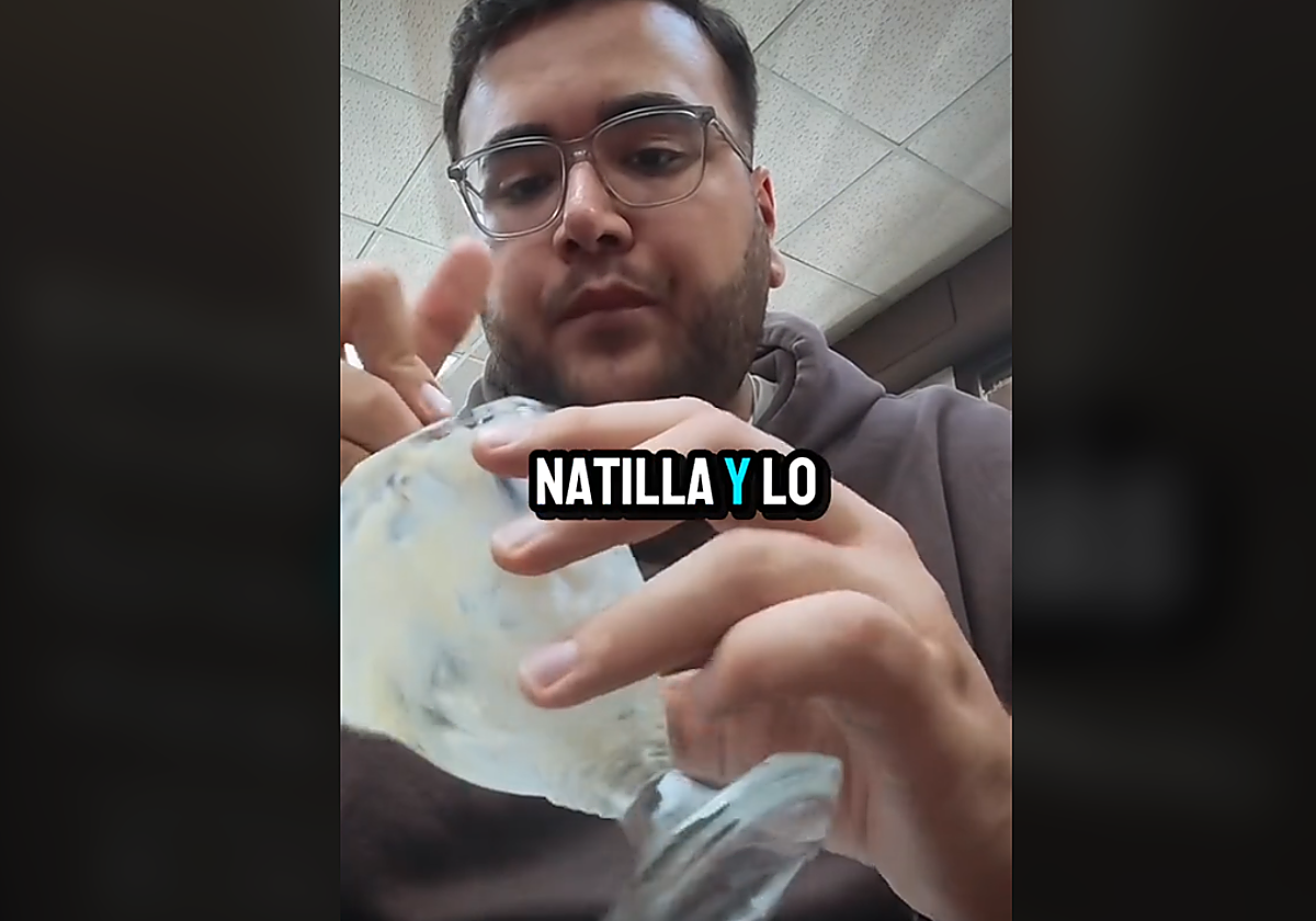 DeLa Cruz en uno de los momentos del vídeo, mostrando el menú que se estaba comiendo