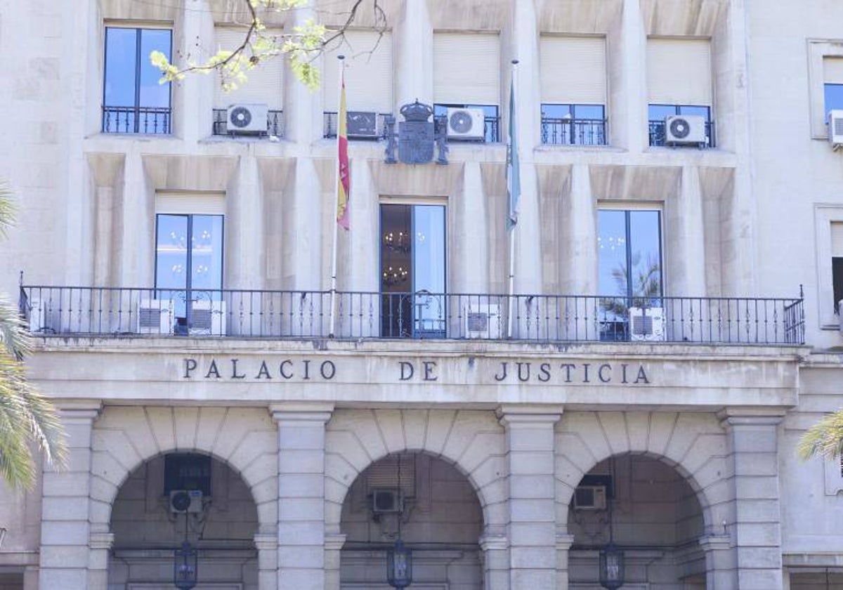 Fachada principal de la Audiencia Provincial de Sevilla