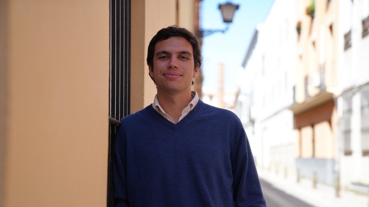 Ángel Romero en la calle Marques de Estella, donde nació su abuelo